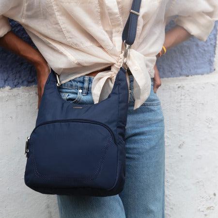 variant:41415638122573 travelon Essential Messenger Bag midnight